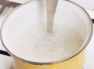 辅食中期食材的处理方法：煮5倍水的粥