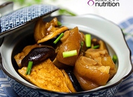 产后第四天：补充多种营养素的猪蹄香菇炖豆腐