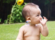 宝宝总吮吸手指，会影响长牙和说话吗？