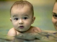 婴儿游泳须知 注意预防游泳后遗症
